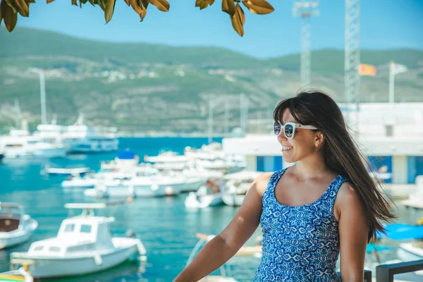 Giovane Bella Donna Occhiali Sole Blu Vestito Porto Con Barche — Foto Stock