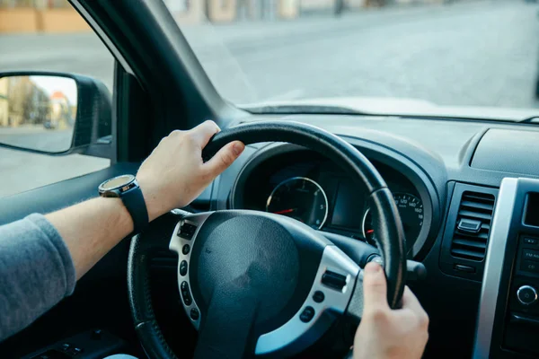 Vista Dentro Homem Condução Carro Mãos Volante Viagem Rodoviária — Fotografia de Stock