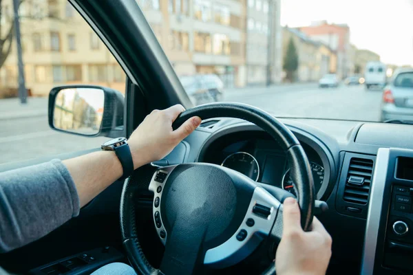 Vista Dentro Homem Condução Carro Mãos Volante Viagem Rodoviária — Fotografia de Stock