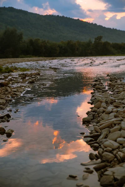 Widok Krajobraz Zachód Słońca Nad Górskiej Rzeki Zewnątrz — Zdjęcie stockowe
