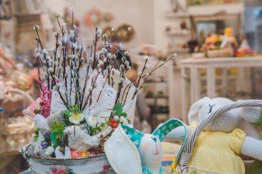 Ester süslemeleri bunnies ile söğüt dalı kadar kapatın. Hıristiyan tatil