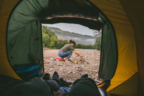 Paar Das Sich Der Natur Ausruht Zelten Kochen Lagerfeuer Blick — Stockfoto
