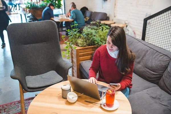 Young Adult Woman Working Laptop Cafe While Drinking Cup Fruit — Stock Photo, Image