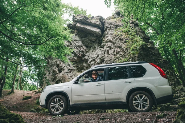 Man Suv Auto Rijden Bos Road Levensstijl Concept — Stockfoto