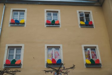 Paskalya dekorasyon pencere binasında yumurta. Hıristiyan tatil