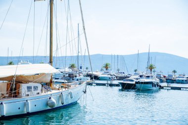 Karadağ defne yatlar. arka planda dağlar. güzellik manzara