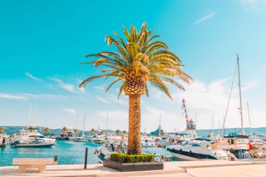 Şehir avuç içi ile defne yatlar. arka planda dağlar. Yaz saati kavramı.