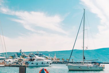 şehir yatlar yerleştirin. Yaz saati. denizde tatil. kopya alanı