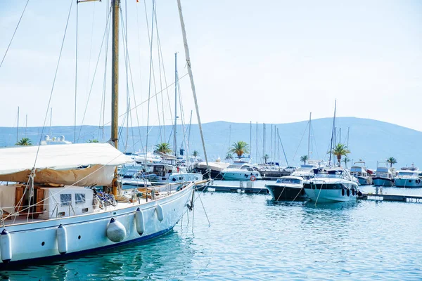 Karadağ defne yatlar. arka planda dağlar. güzellik manzara