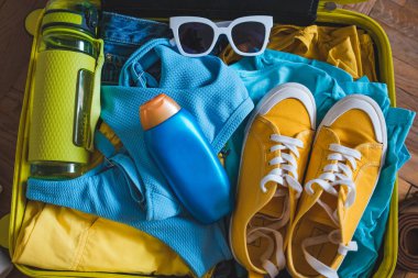 seyahat kavramı. Sarı çanta etrafında farklı şeyler ile. Üstten Görünüm