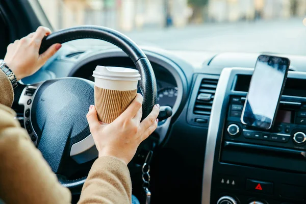 Kvinna Kör Bil Och Dricka Kaffe Telefon Navigering Livsstil — Stockfoto