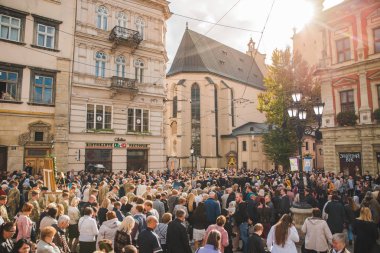 Lviv, Ukrayna - 7 Ekim 2018: şehir sokakları, dini alayı. Rahibeler ve rahipler
