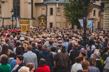Lviv, Ukrayna - 7 Ekim 2018: şehir sokakları, dini alayı. Rahibeler ve rahipler