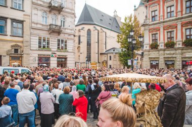 Lviv, Ukrayna - 7 Ekim 2018: şehir sokakları, dini alayı. Rahibeler ve rahipler