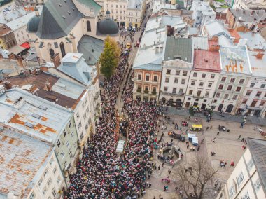 Lviv, Ukrayna - 7 Ekim 2018: şehir sokakları, havadan görünümü dini alayı. Rahibeler ve rahipler