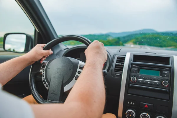 Homem Dirigindo Carro Por Speedway Viagem Rodoviária — Fotografia de Stock