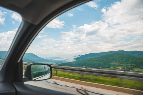 Concepto Viaje Coche Vista Desde Ventana Hermosas Colinas Rango Nubes —  Fotos de Stock