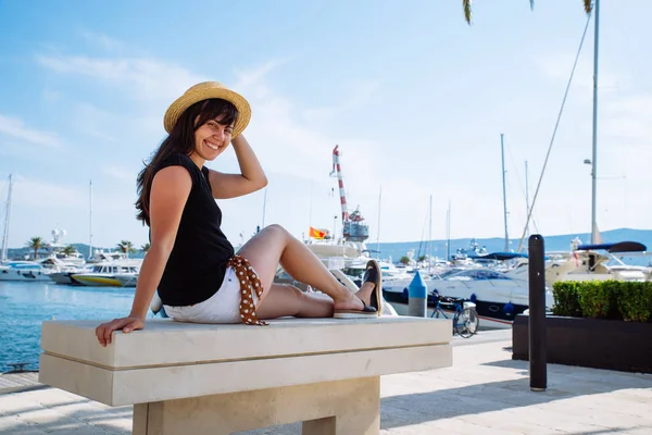 Mulher Sentada Cais Cidade Olhando Iates Espaço Cópia — Fotografia de Stock