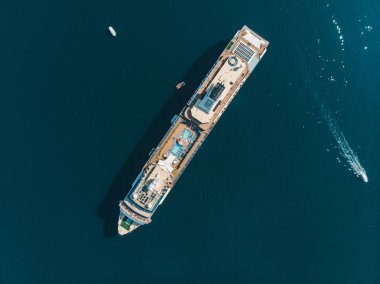 büyük liner defne deniz gezisi. yaz tatili. havadan görünümü