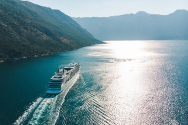 Hava görünümünü cruise gemisi denizde defne. yaz tatil kavramı