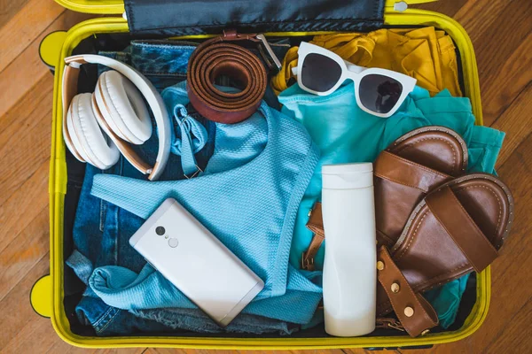 seyahat kavramı. Sarı çanta etrafında farklı şeyler ile. Üstten Görünüm