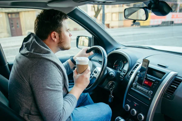 Homem Zangado Dirigindo Carro Beber Café Colapso Tráfego Estilo Vida — Fotografia de Stock