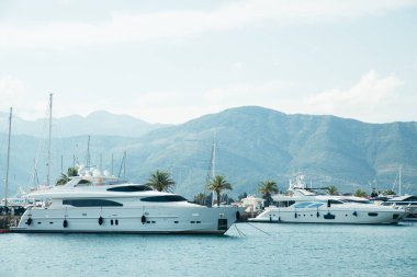 şehir yatlar yerleştirin. Yaz saati. denizde tatil. kopya alanı