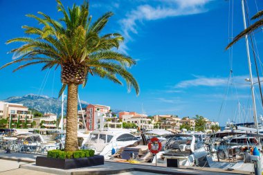 şehir yatlar yerleştirin. Yaz saati. denizde tatil. kopya alanı