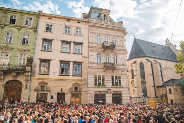 Lviv, Ukrayna - 7 Ekim 2018: şehir sokakları, dini alayı. Rahibeler ve rahipler