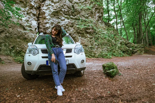 Donna Piedi Vicino Macchina Suv Bianco Nella Foresta Fuoristrada — Foto Stock