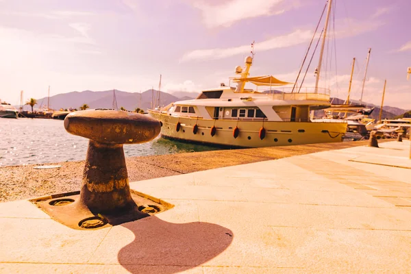 Bollard Sea Pier Montenegro Горы Заднем Плане Летнее Время — стоковое фото