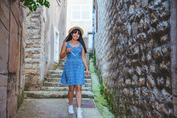 Ung Vacker Kvinna Blå Klänning Walking Små Gator Herceg Novi — Stockfoto