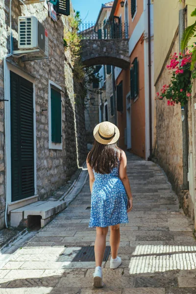 Молодая Красивая Женщина Проходящая Узким Улицам Европейского Города Голубое Платье — стоковое фото