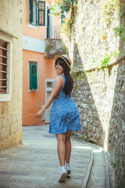 Ung Vacker Kvinna Genom Trånga Europeiska Stadens Gator Blå Klänning — Stockfoto