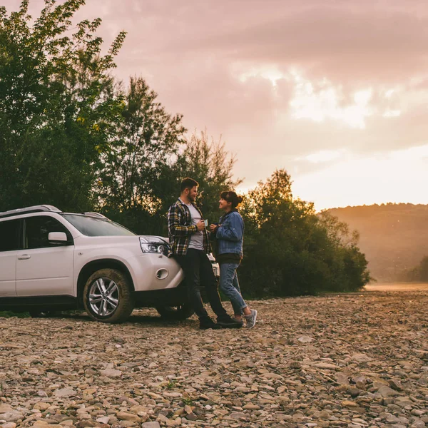 Pareja Pie Mirando Amanecer Tomando Camping Coche Concepto Estilo Vida — Foto de Stock