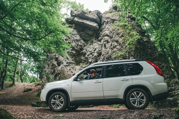 Man Suv Auto Rijden Bos Road Levensstijl Concept — Stockfoto