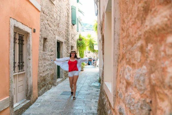 Junge Lächelnde Hübsche Frau Die Durch Die Stadtstraße Geht — Stockfoto