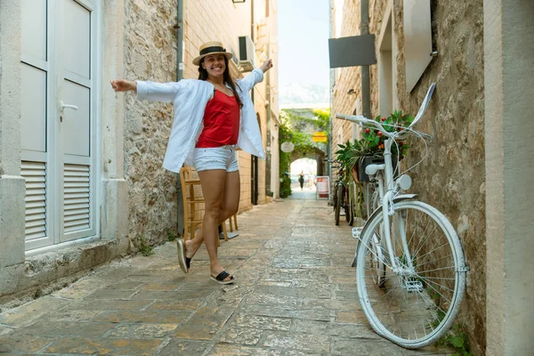 笑顔の若い可愛い街で歩いている女性 — ストック写真