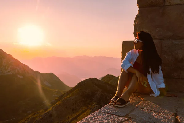 Mulher Situada Borda Com Bela Vista Pôr Sol Sobre Montanhas — Fotografia de Stock