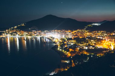 gece cityscape kenti Budva Karadağ