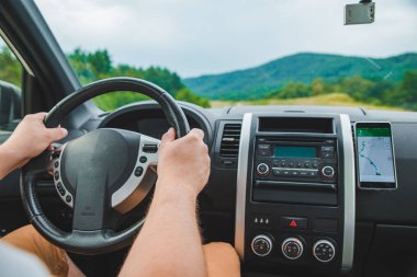 Genç adam tarafından Otoban araba. navigasyon telefonda. araba yolculuğu