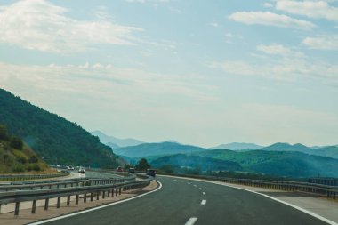 Yaz saati yola gidiyoruz. Speedway dağlarda. araba seyahat