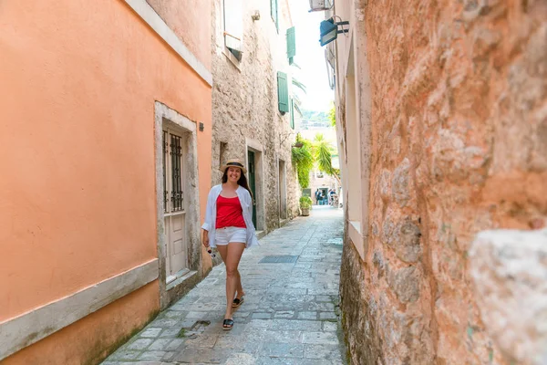Ung Leende Ganska Kvinna Promenader Genom Staden Gatan — Stockfoto