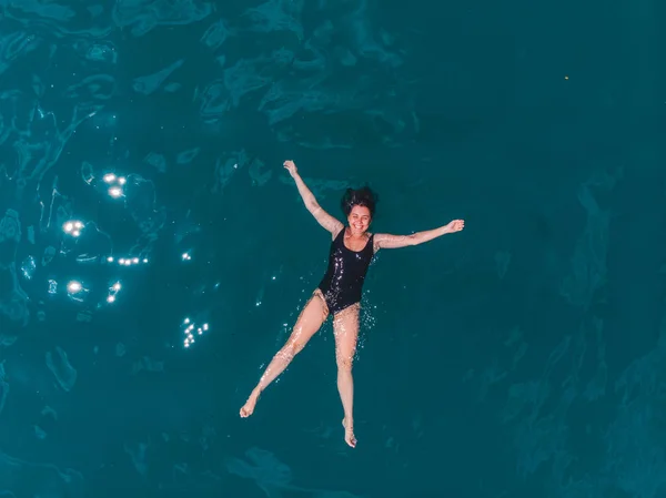 Jovem Nadando Água Azul Azure Férias Verão — Fotografia de Stock