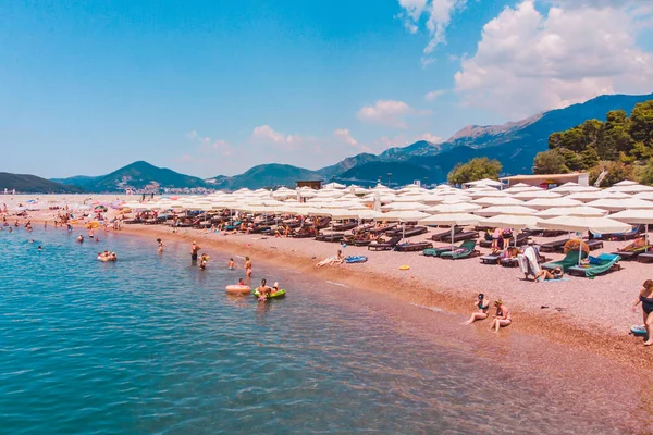 Sveti Stefan Montenegro Julio 2018 Hora Verano Gente Playa Rocosa — Foto de Stock
