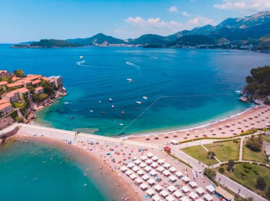 Sveti Stefan 'ın kumsal manzarası. yaz tatili