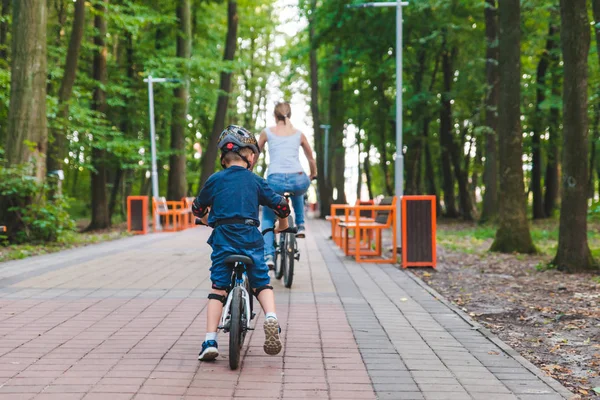 Mujer Enseñar Niño Pequeño Bicicleta Familia Joven — Foto de Stock