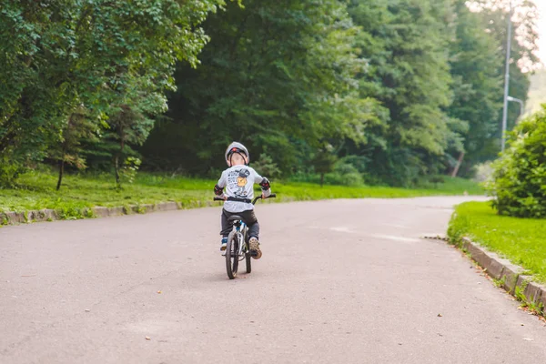 Lviv Ucrania Agosto 2018 Niño Pequeño Bicicleta Con Casco —  Fotos de Stock