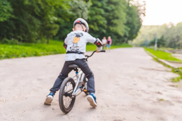 Lviv Ucrania Agosto 2018 Niño Pequeño Bicicleta Con Casco — Foto de Stock