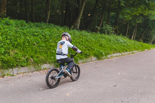 Lviv Ucrania Agosto 2018 Niño Pequeño Bicicleta Con Casco —  Fotos de Stock